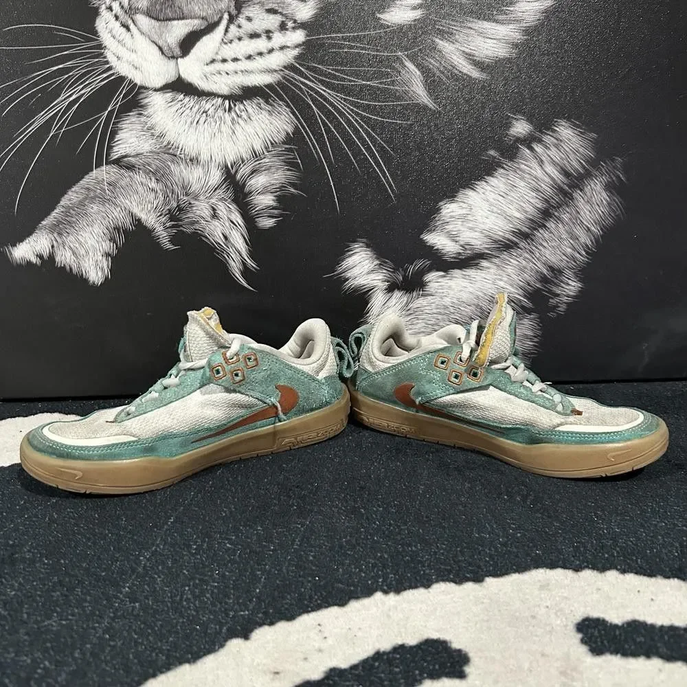 Nike SB Day One FN4210-301 Athletic Sneaker Boys 1Y Green Suede Skateboarding